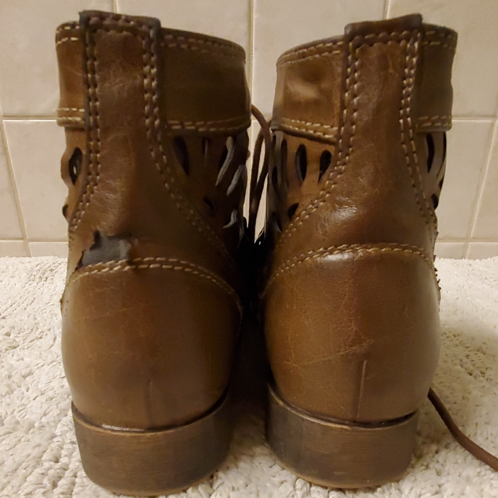 Boots - Picture 3 of 3